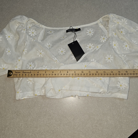 Nasty Gal, Daisy Embroidered Twist Front Crop Top NWT Size 4 - Picture 7 of 12